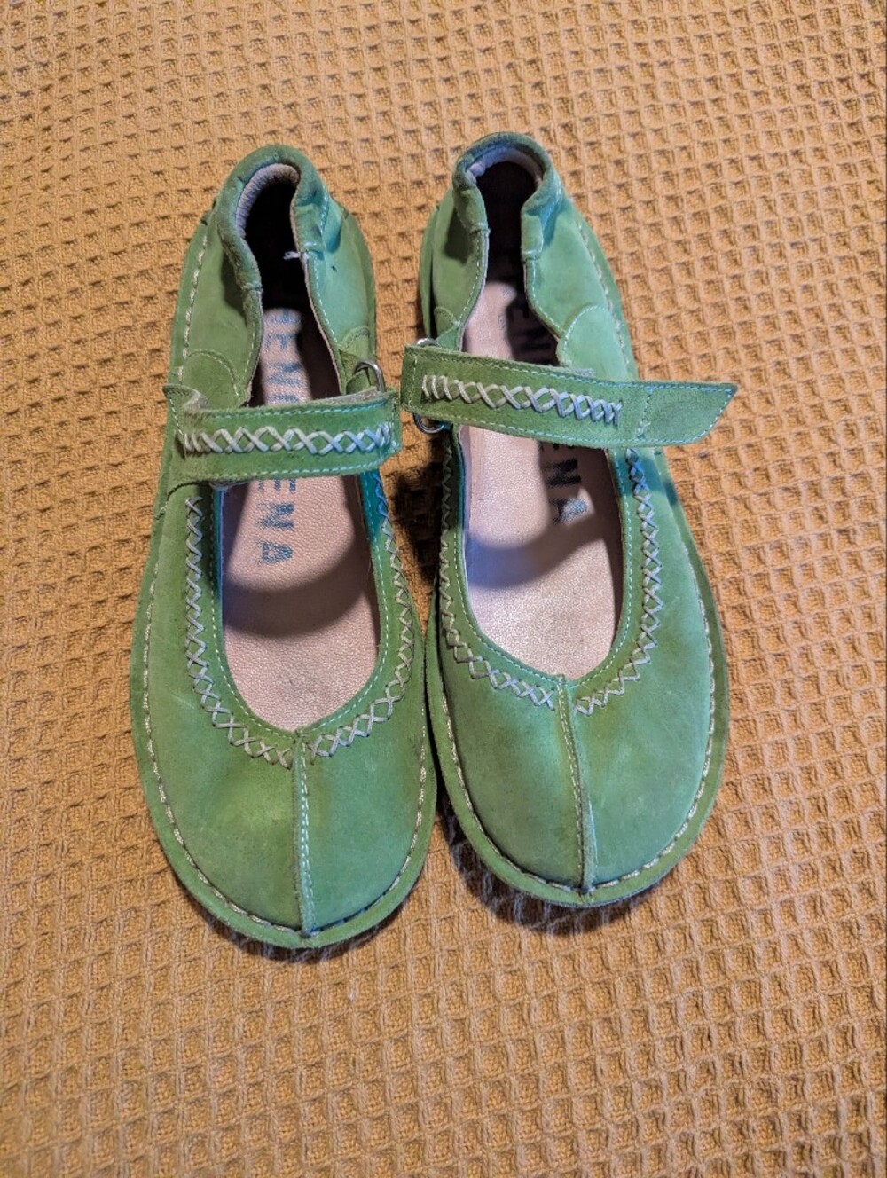 Women’s Green Suede Mary Jane Flats with Strap, 7.5